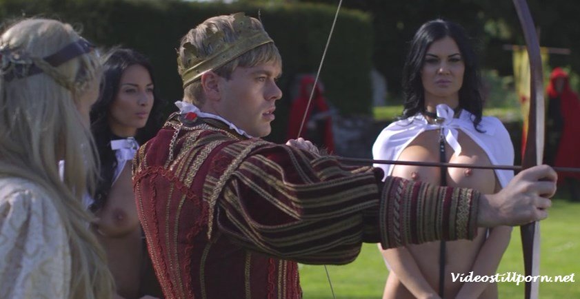 Молодой царевич мечом доказывает свое первинство и ебенит грудастых помощниц.