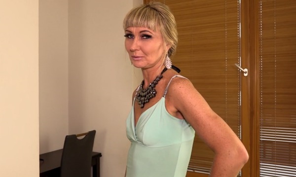 Красивая польская шлюшка восхитительно отсасывает молодому парню.