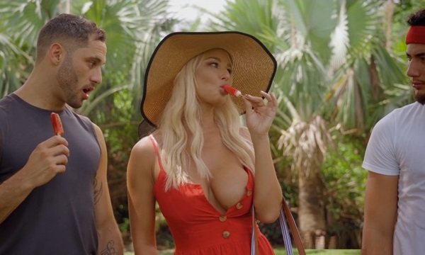 Прелестная мамочка соблазняет друзей своего сыночка.