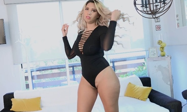 Пышнотелая блондинка кувыркается с кавалером на 20 лет старше неё.