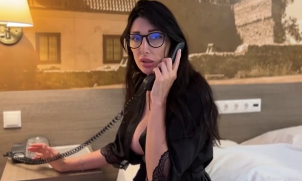 Милфа без бюстгальтера в панике прибежала к соседу позвонить в милицию и рассказать что "недотрахивают".